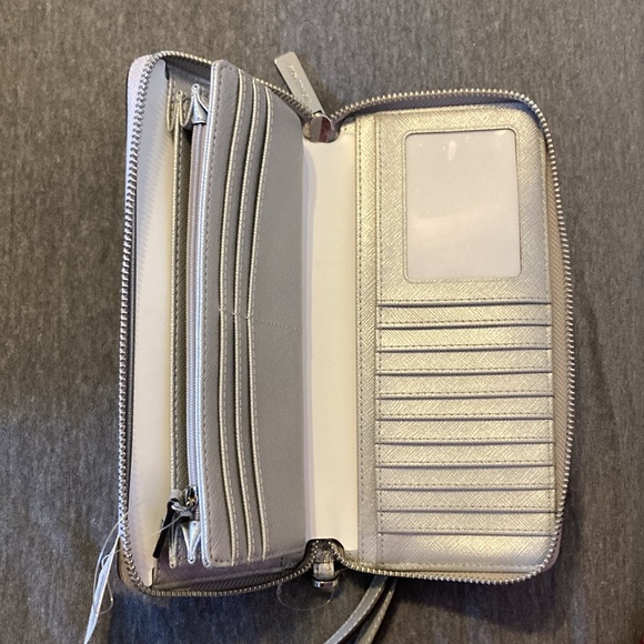 Michael Kors Jet Set Charm Silver Wallet Wristlet NIB New - Picture 5 of 6